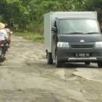 Kondisi jalan di Jalan Raya Jatisari menuju Medalem. foto: AHMAD/ BANGSAONLINE