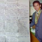 Eri Indra Kausar dan surat yang ditinggalkan untuk keluarganya sebelum menghilang. foto: devi fitri/ BANGSAONLINE