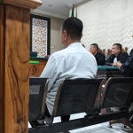 Furqon Azizi, terdakwa perkara dugaan penggelapan penjualan kasus busa ketika diadili di PN Sidoarjo. Foto: Dok. Ist.