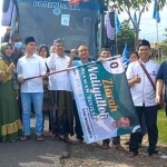 Gus Barra didampingi H Soleh dan H Sobirin sebagai Jenderal Relawan Bela Kiai dan Santri saat memberangkatkan rombongan wisata religi gratis.