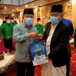 Gubernur Jambi Al Haris memberikan cenderamata kepada Prof Dr KH Asep Saifuddin Chalim, MA, dan rombongan seusai acara pelantikan PW Pergunu Jambi di Rumah Dinas di Jalan Raden Pamuk, Beringin, Kecamatan Jambi Tim, Kota Jambi, Rabu (12/1/2022) malam. Foto: MMA/ BANGSAONLINE.com.