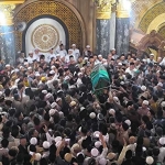 Jenazah KH. Zubair Muntashor, cicit Syaikhona Kholil Bangkalan, saat hendak dimakaman di Kompleks Pemakaman Syaikhona Kholil di Kelurahan Martajasah Bangkalan, Minggu (28/4/2024).