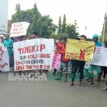 Warga Desa Candi Burung saat demo di depan Mapolres. foto: ERI SUGIANTO/ BANGSAONLINE