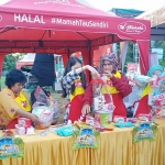 Para peserta yang terdiri dari ibu dan anak-anak penghafal Quran ini tampak antusias mengikuti lomba kreasi parsel unik.