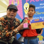 Anugrah Maulana Gandhi dari TK Ar Rasyid Wonokoyo saat menerima piala kemenangannya di Royal Craft Center.

