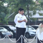 Wali Kota Pasuruan, Adi Wibowo langsung memimpin apel ASN perdana usai libur lebaran. (Ist)