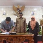 Wali Kota Kediri Abdullah Abu Bakar saat menandatangani berita acara disaksikan Ketua DPRD Kota Kediri Gus Sunoto, dan wakilnya, Firdaus serta Katino. Foto: Ist.