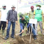 Wabup Tuban H. Riyadi melakukan penanaman bibit buah secara massal saat kegiatan sambang deso nyambung roso di Desa Maindu, Kecamatan Montong, Senin (10/1). 
