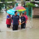Warga saat melakukan evakuasi korban banjir.