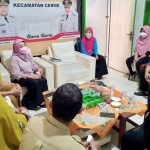 Kadinsos dr. Ummi Khoiroh saat melakukan pertemuan dengan penanggung jawab penyaluran BPNT di wilayah Kecamatan Cerme. foto: ist.