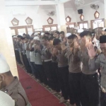 Anggota Polres Jombang salat ghaib bersama. foto: RONY S/ BANGSAONLINE