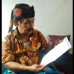 M. Ali Maskur sedang mempelajari materi gugatan. (foto: SUPARDI/ BANGSAONLINE)