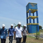 Bupati Sambari saat sidak ke salah satu proyek sumur bor.