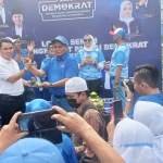 Ketua Partai Demokrat Mojokerto H Soleh memberikan potongan tumpeng kepada Gus Barra.