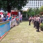 Para pengunjuk rasa yang mengatasnamakan Aliansi Masyarakat Sipil Anti Korupsi (AMSAK) saat demo di depan Gedung KPK, Jakarta, Rabu (2/3/2022). Foto: ist