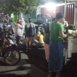Para pedagang dadakan yang membuka lapak di Jalan Nasional 3, tepatnya selatan lokasi ambruknya Ruko Jompo, Senin (25/5/2020) malam.