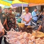 Wali Kota Mojokerto Moh Ali Kuncoro S.STp MSi sedang berbincang dengan pedagang pasar mengenai harga bahan pokok saat sidak pasar