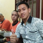 Salah satu anggota Polres Batu berpose bareng Napi di momen buber.