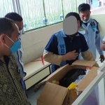 Petugas Lapas Kelas II B Blitar saat menggeledah paket yang dikirimkan dengan menghadirkan napi penerima.