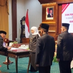 Gubernur Khofifah saat melantik kepala sekolah. Foto: Devi Fitri Afriyanti/BANGSAONLINE