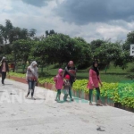 Pengunjung asal Lamongan saat mendatangi bukit Teletubies Randegan, wisata baru di Kota Mojokerto. foto: YUDI EP/ BANGSAONLINE