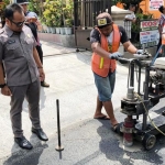 Komisi III DPRD Kota Blitar melakukan inspeksi mendadak (Sidak) di sejumlah ruas jalan yang tengah dalam proses pengaspalan, Kamis (26/12).