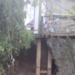 Jembatan di Dusun Bulu, Desa Bulusari, Kecamatan Gempol yang ambrol. (foto: ist)