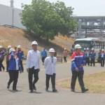 Presiden RI Joko Widodo bersama Ibu Iriana saat berkunjung ke PT TPPI. foto: suwandi/BANGSAONLINE