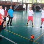 Komandan Kontingen Jatim pada Porwanas 2022, Kusnadi, saat meninjau langsung persiapan tim sepak bola dan tim futsal di Ubaya Sports Center.