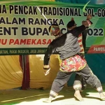 Penampilan pencak tradisional gol-gol di hadapan para pejabat Kabupaten Pamekasan.