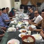 Suasana buka bersama masyarakat Islam di Tokyo. Tampak KH Cholil Nafis bersama masyarakat Islam Indonesia dan umat Islam dari belahan dunia lainnya sedang menunggu buka bersama di Tokyo Jepang. Foto: istimewa