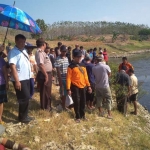 Warga berkerumun melihat lokasi kejadian.