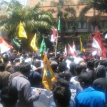 Ratusan aktivis mahasiswa saat menggelar aksi di depan gedung DPRD Lamongan.