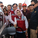 Menteri Energi dan Sumber Daya Mineral Ignasius Jonan bersama Direktur Utama Pertamina Nicke Widyawati (tengah mengisi bensin) dan Direktur Pemasaran Retail Pertamina Mas’ud Khamid, saat mengunjungi SPBU.