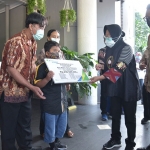 Wali Kota Risma saat memberikan uang santunan dan beasiswa secara simbolis kepada anak dari Almarhumah Suhartatik. (foto: ist).