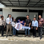  BRI Tuban  saat menyerahkan hadiah utama, 1 Unit Mobil Suzuki Ertiga undian PHS Semester II kepada pemenang. Foto: Suwandi/BANGSAONLINE