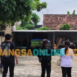 Sejumlah warga bersama Pengurus Grib Jaya Kabupaten Kediri saat mendatangi tempat penampungan limbah RS Aura Syifa. Foto: MUJI HARJITA/BANGSAONLINE
