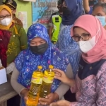 Masyarakat saat menerima minyak goreng dalam operasi pasar yang digelar Pemkab Blitar.