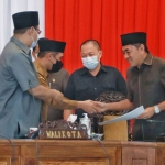 Wali Kota Saifullah Yusuf dan Wakil Wali Adi Wibowo saat meyerahkan nota keuangan rancangan P-APBD tahun anggaran 2022 pada rapat paripurna di gedung DPRD, Senin (15/7/2022).