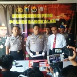 Kapolres Bangkalan Rama S. Putra didampingi Wakapolres Kompol Hendy Kurniawan AKP Sukrisno serta Kasubbag Humas Iptu Suyitno saat press rilis terkait pengedar narkoba anak dan bapak di Galis Bangkalan.