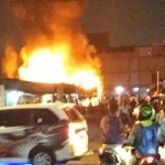 Kobaran api melalap 6 unit kios di dekat Ramayana Swalayan Sidoarjo, Selasa (9/3/2021) malam. foto: ist