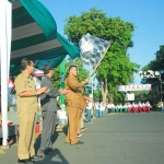 Wali Kota Probolinggo, Habib Hadi Zainal Abidin, ketika melepas ratusan peserta gerak jalan siswa dalam rangka memperingati HUT le-78 RI.