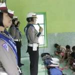 Kegiatan ‘Police Goes To School’ di SDN Grudo 2 Ngawi. foto: zainal abidin/BANGSAONLINE