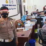 Ipda Vany Badra Sadewa, Kanit Regident Satlantas Polres Pasuruan, bersama para petugas Samsat Bangil mengenakan ikat kepala merah putih.