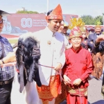 Wagub Jatim, Emil Dardak, saat menerima seekor kambing dari Gubernur Khofifah dalam peringatan HUT ke-80 RI.