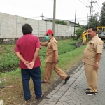 Camat Driyorejo, Narto bersama Kades Sumput, Sutaji saat cek kondisi jalan Sumput-Driyorejo yang akan dibeton. Foto: SYUHUD/ BANGSAONLINE.com