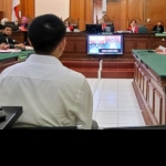 Terdakwa saat pembacaan pledoi di ruang sidang