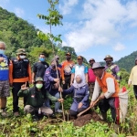 Divisi Fundraising LAZ Al Azhar Intan Wahyuningrum saat melakukan penanaman secara simbolis di lereng Gunung Kelud bersama Koordinator ARPLH dr. Ari Purnomo Adi (berdiri paling kiri) dan Koordinator Komunitas Oleng-Oleng Heri Deka (duduk) serta petugas dari Perhutani KPH Kediri. foto: MUJI HARJITA/ BANGSAONLINE