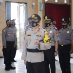Kapolres Kediri AKBP Lukman Cahyono S.I.K saat memimpin langsung upacara kenaikan pangkat para personel Polres Kediri. foto: ist.