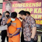 Kapolresta Sidoarjo Kombes Pol. Kusumo Wahyu Bintoro sedang menanyai pelaku.